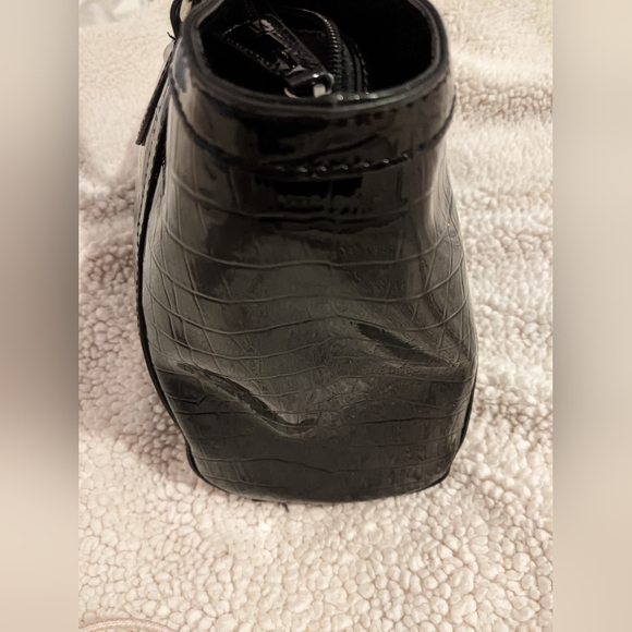 Guess crocodile embossed PVC Vinyl black tote w/shoulder straps clean interior - Picture 14 of 16